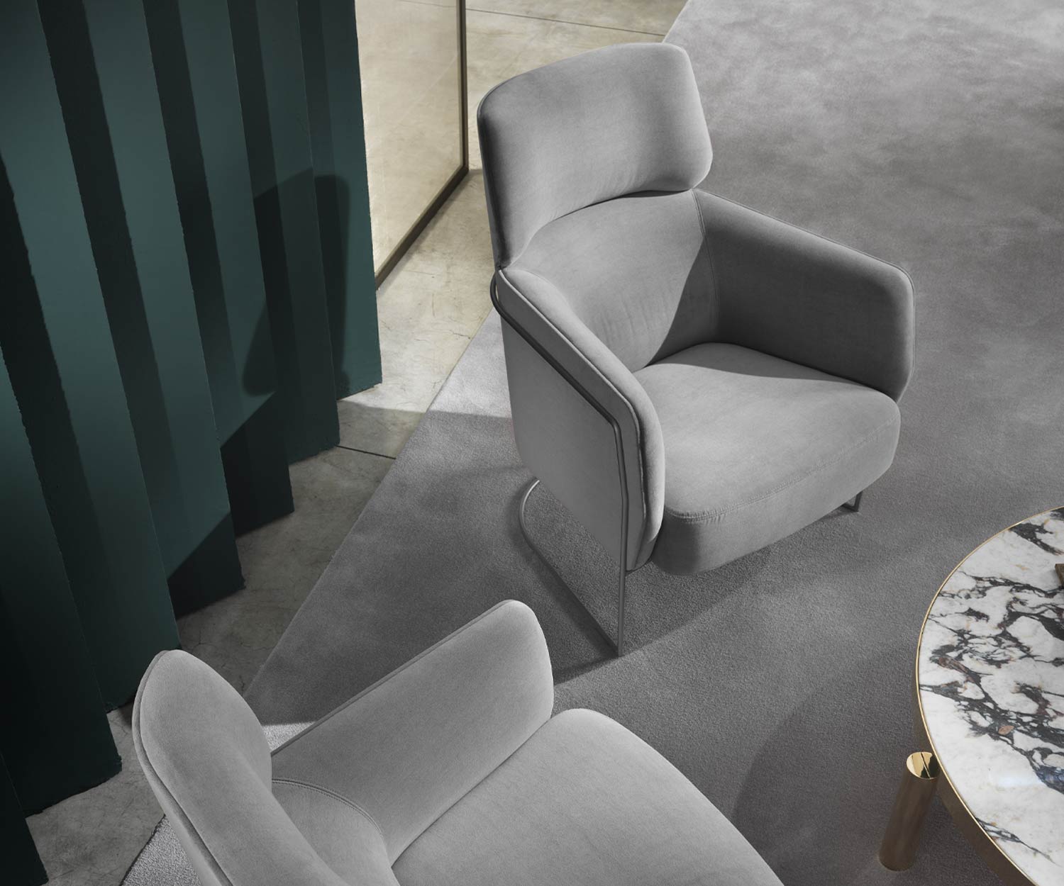 Comfortabele Marelli Nest design fauteuil om in te relaxen in lichtgrijs