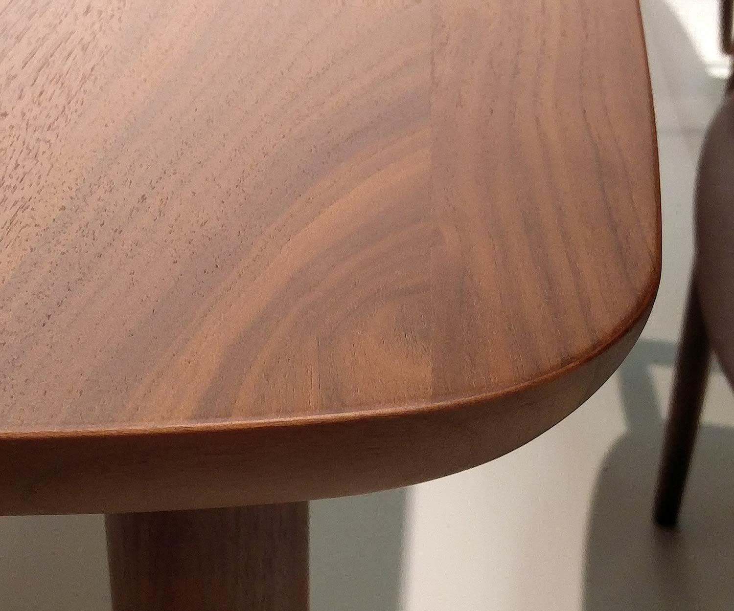 Hoogwaardige Conde House Kamuy design eettafel in detail de tafelrand