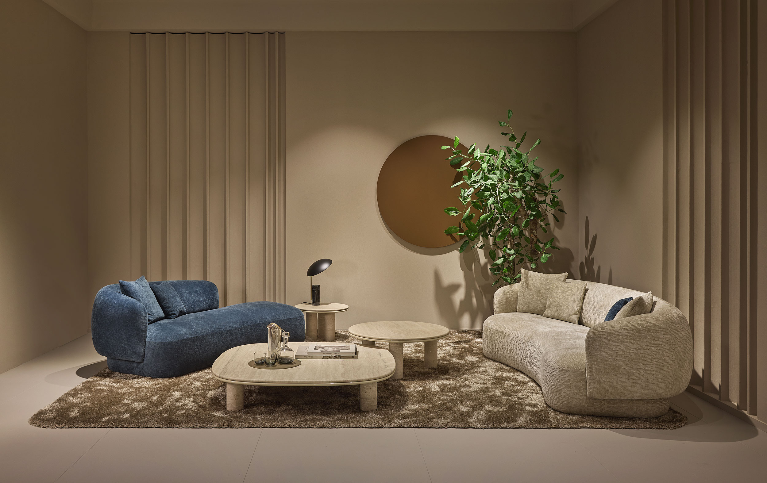 Modernes Wohnzimmer mit Designer Marmor Couchtisch in runder Form