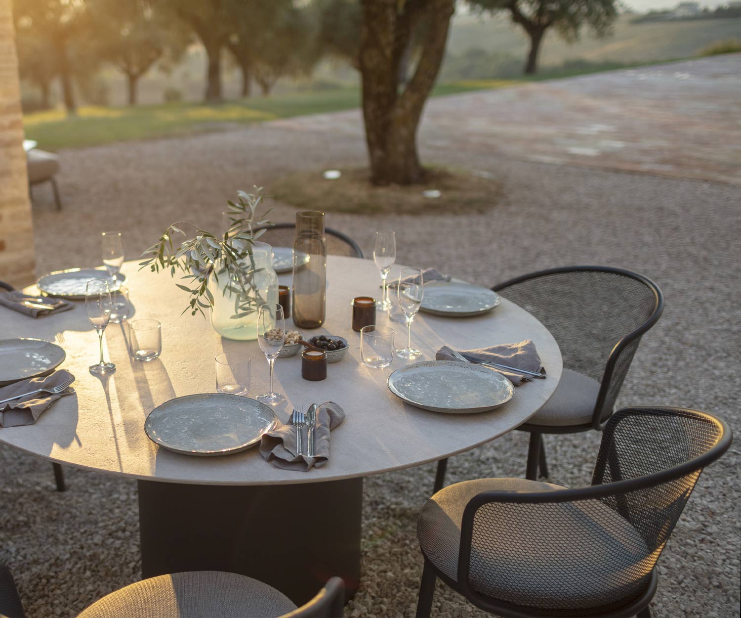 Ronde Branta eettafel voor zes personen in de voortuin